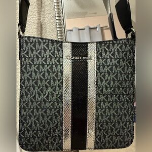 Michael Kors Brand new purse without tags! Never used!
